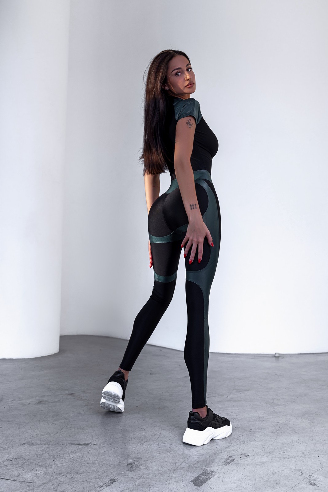 Комбинезон J-Suit PhysiCorrect Skin Black & Green для спорта и фитнеса – фото №  2